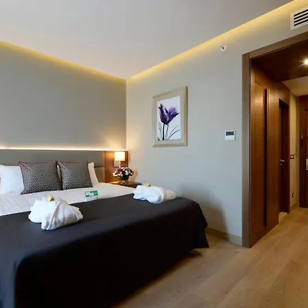 - Centre By Ihg Hotel 4*